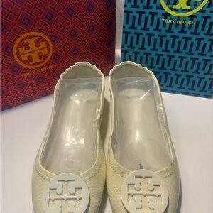 Tory Burch Ivory Flats with Signature Emblem size 9
